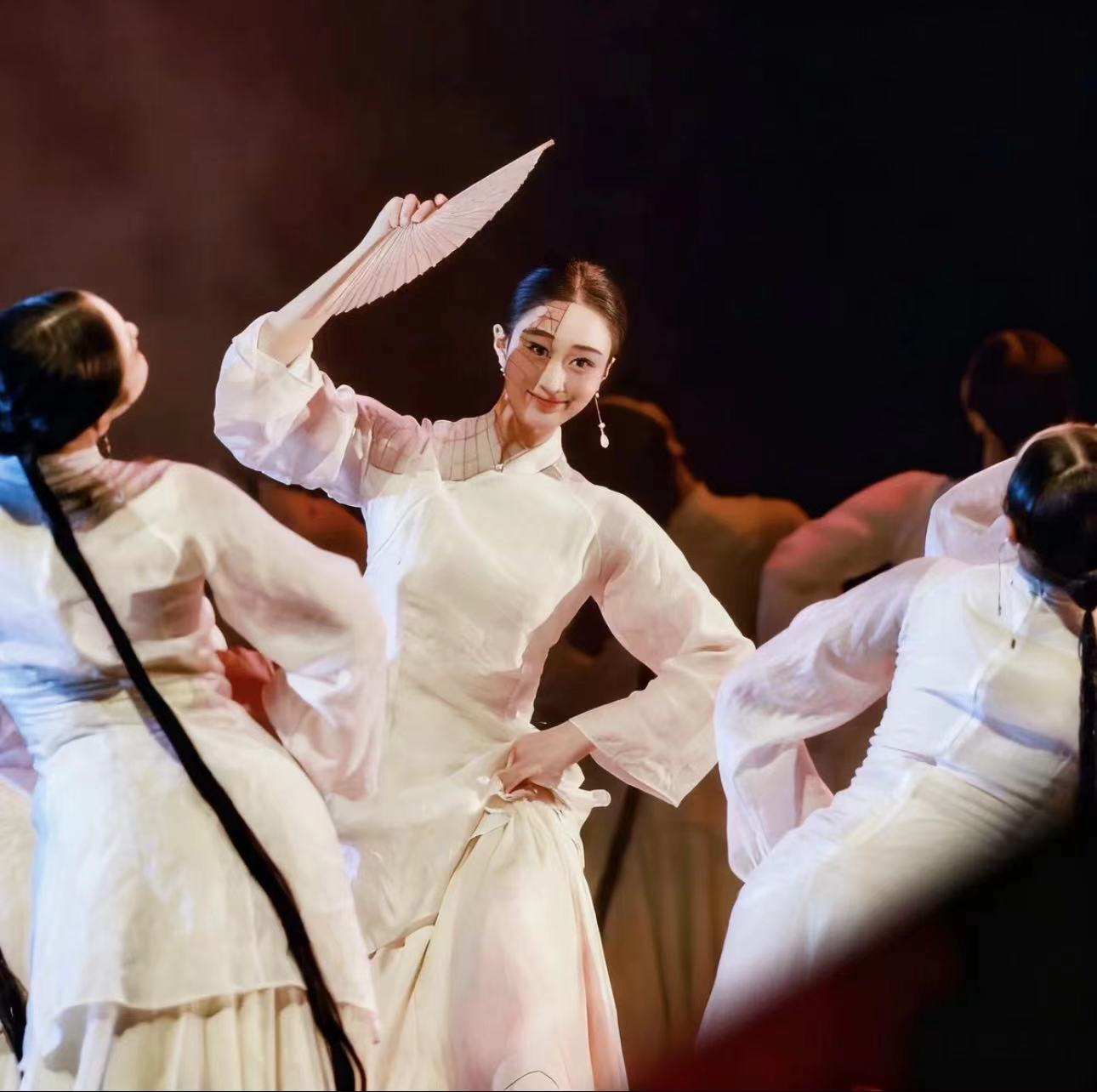 一扇百年古典舞香扇藏春演出服装图片