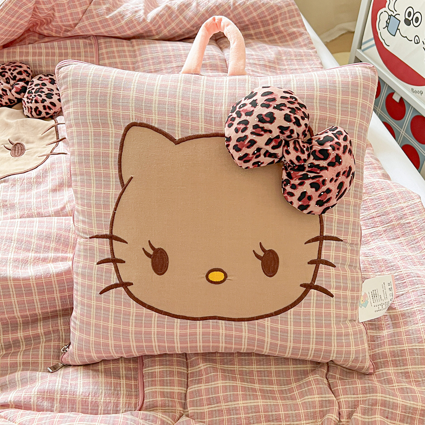 可爱卡通Hello Kitty抱枕被子两用格子午休被沙发飘窗靠垫车载枕