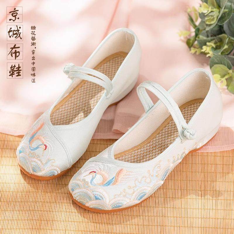 Old Beijing cloth shoes women's spring and summer Hanfu shoes ethnic style embroidered shoes women's ancient style soft bottom comfortable ancient costume shoes