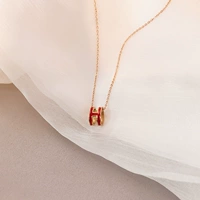 Красный, не выцветает