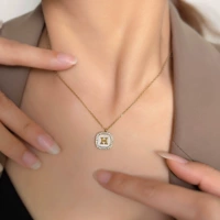 H буква (золотая) не теряет цвета