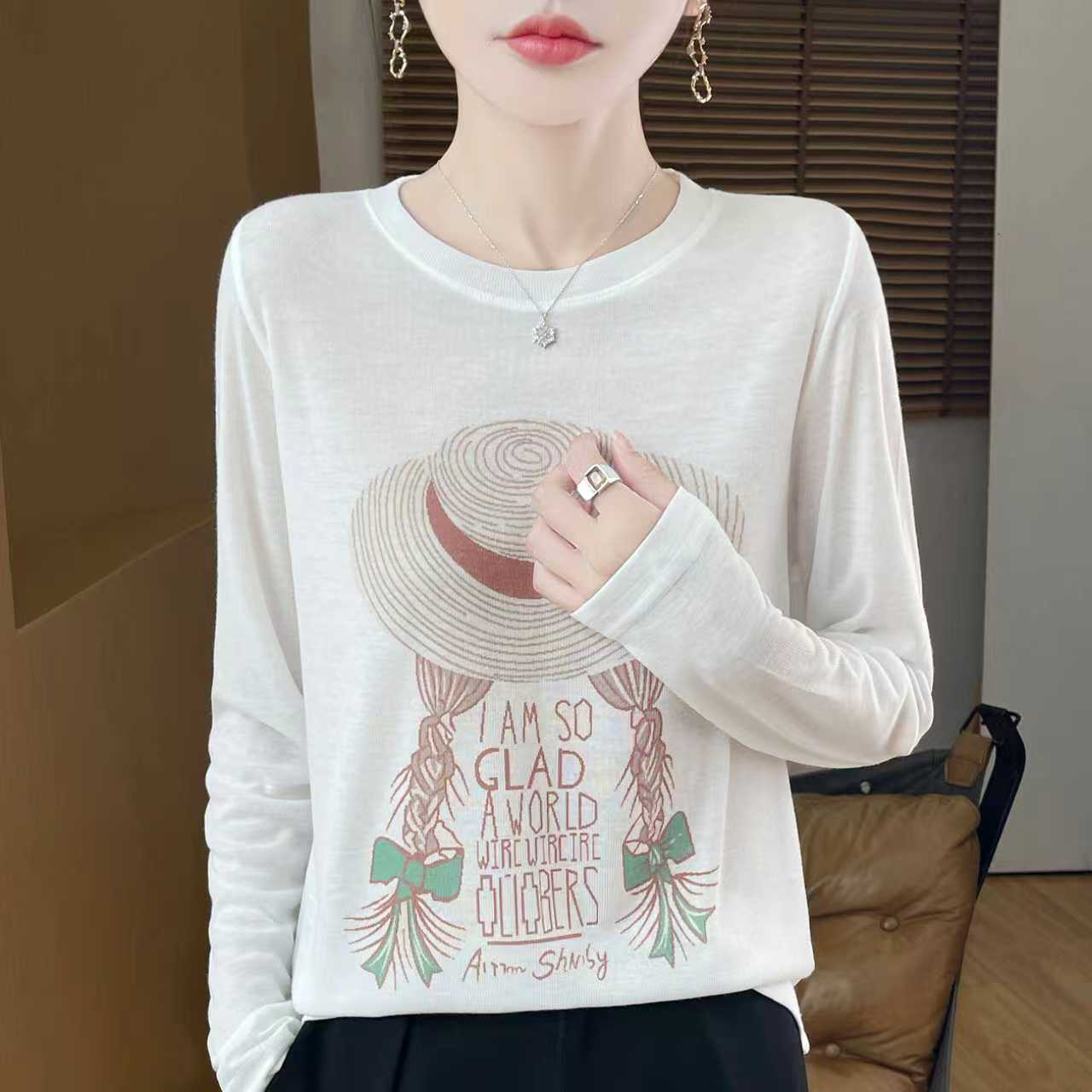 新款圆领针织衫女长袖宽松显瘦百搭白色上衣打底毛衣印花套头衫