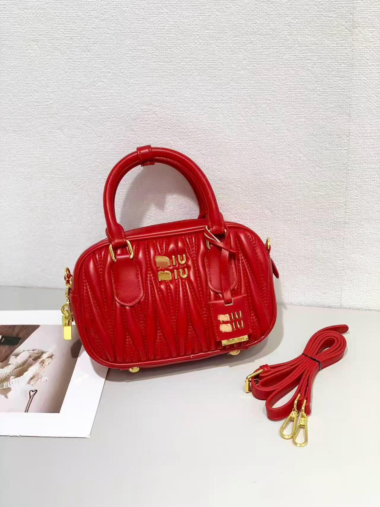 【工厂现货】缪系Miu保龄球包张元英斜挎包波士顿枕头包,箱包皮具/热销女包/男包,单肩包,淘宝优惠券,粉丝福利购,淘宝优惠卷