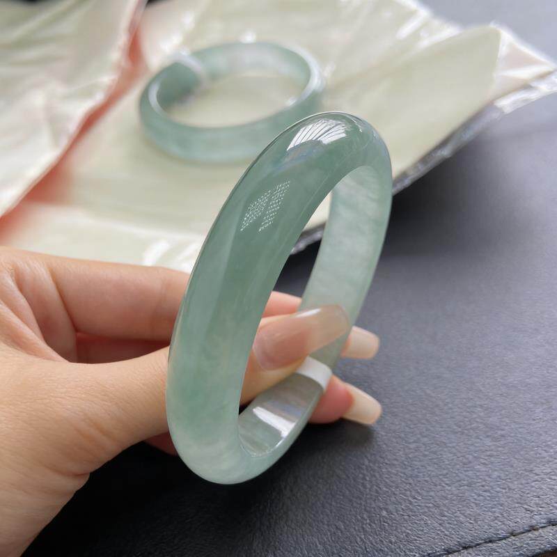 “闭月羞花”缅甸翡翠浅绿玉手镯女冰种翡翠手镯飘花真玉处理