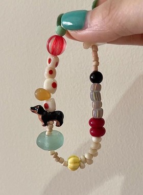 美术馆多巴胺可爱甜美多彩腊肠犬手串不规则串珠手链女小众个性
