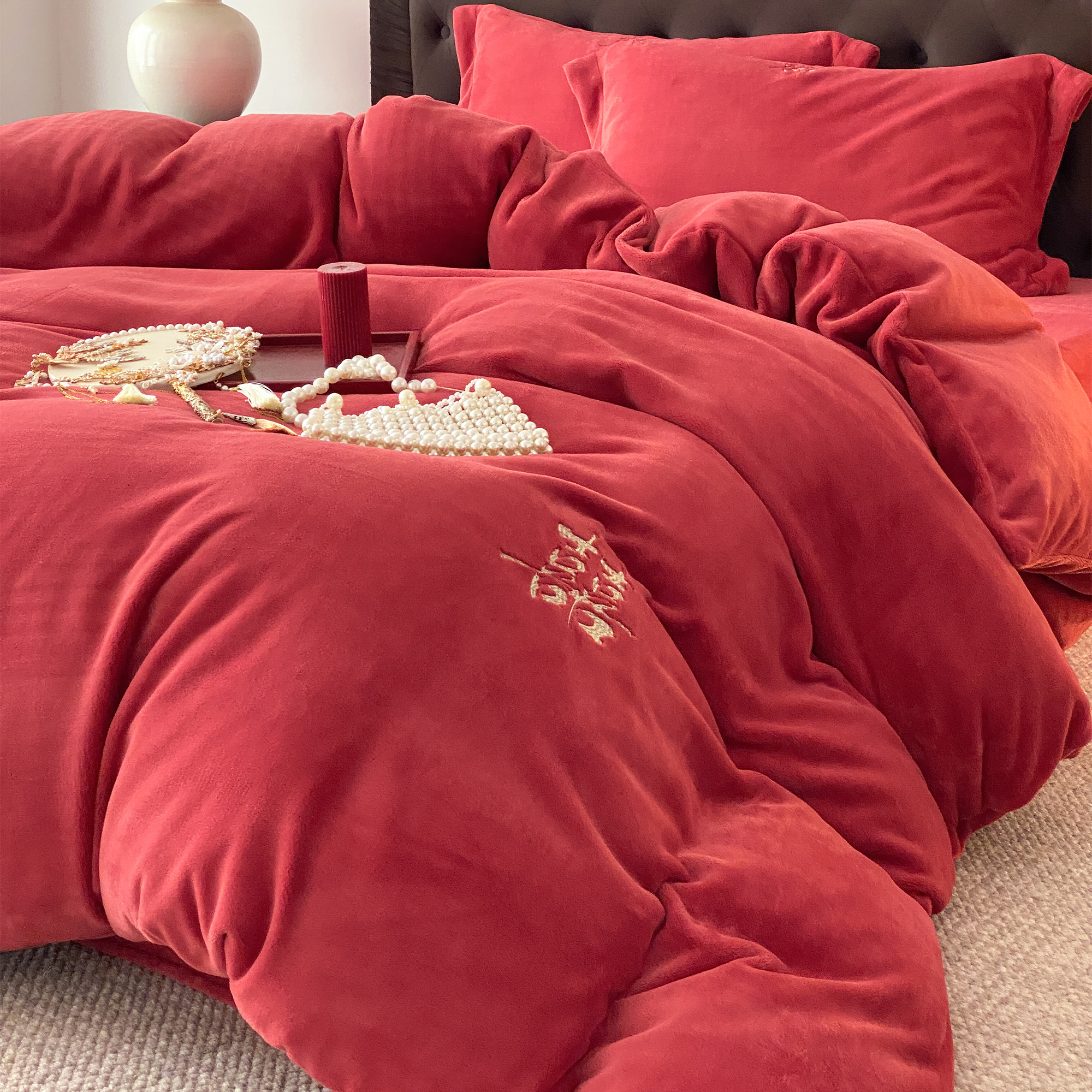 简约中式婚庆牛奶绒四件套红色喜字刺绣冬季保暖结婚被套床单床笠