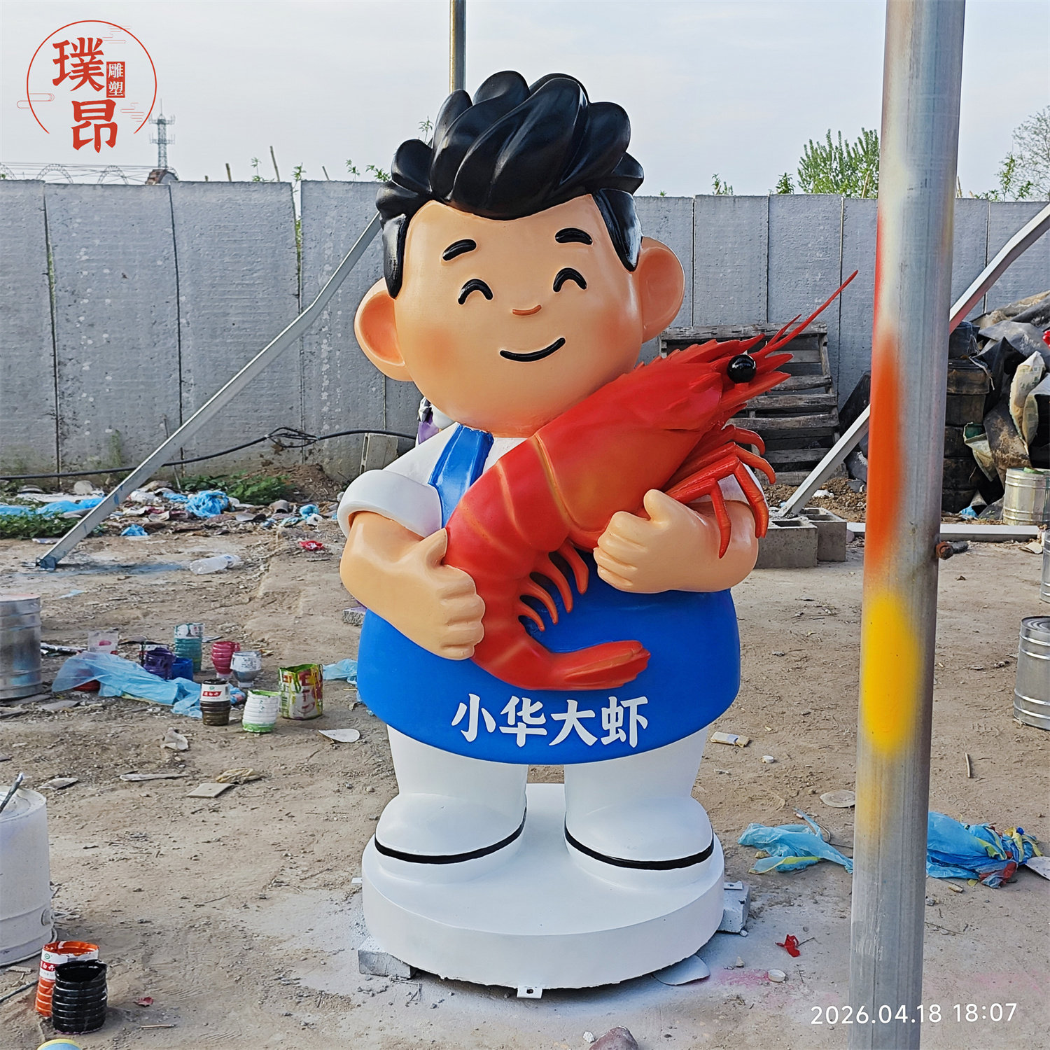 抱着大虾的小男孩玻璃钢卡通IP雕塑定制海鲜饭店发光厨师雕像摆件