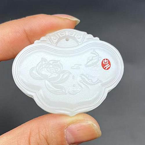 白玉锁形鱼戏莲玉吊坠颈饰