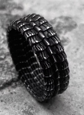 朋克风男士钛钢复古龙骨戒指