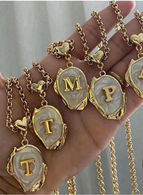 钛钢26字母金牌项链滴油立体字符吊坠假日风情牡蛎壳锁骨链女