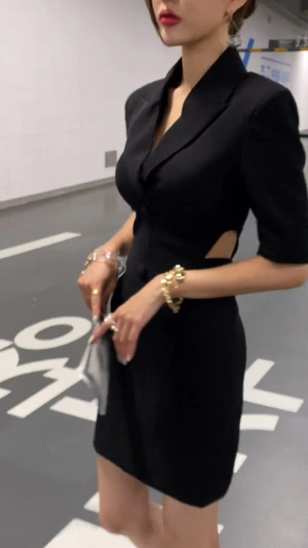 欧洲站镂空露腰设计感小众气质黑色西装连衣裙女夏季赫本风小黑裙