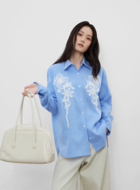 25F/秋时髦女装慵懒风刺绣花朵蓝色条纹衬衣上衣女士
