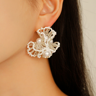 优雅古董感白色扇形手工串珠无耳洞清冷高级感水母花朵蚊香盘耳夹