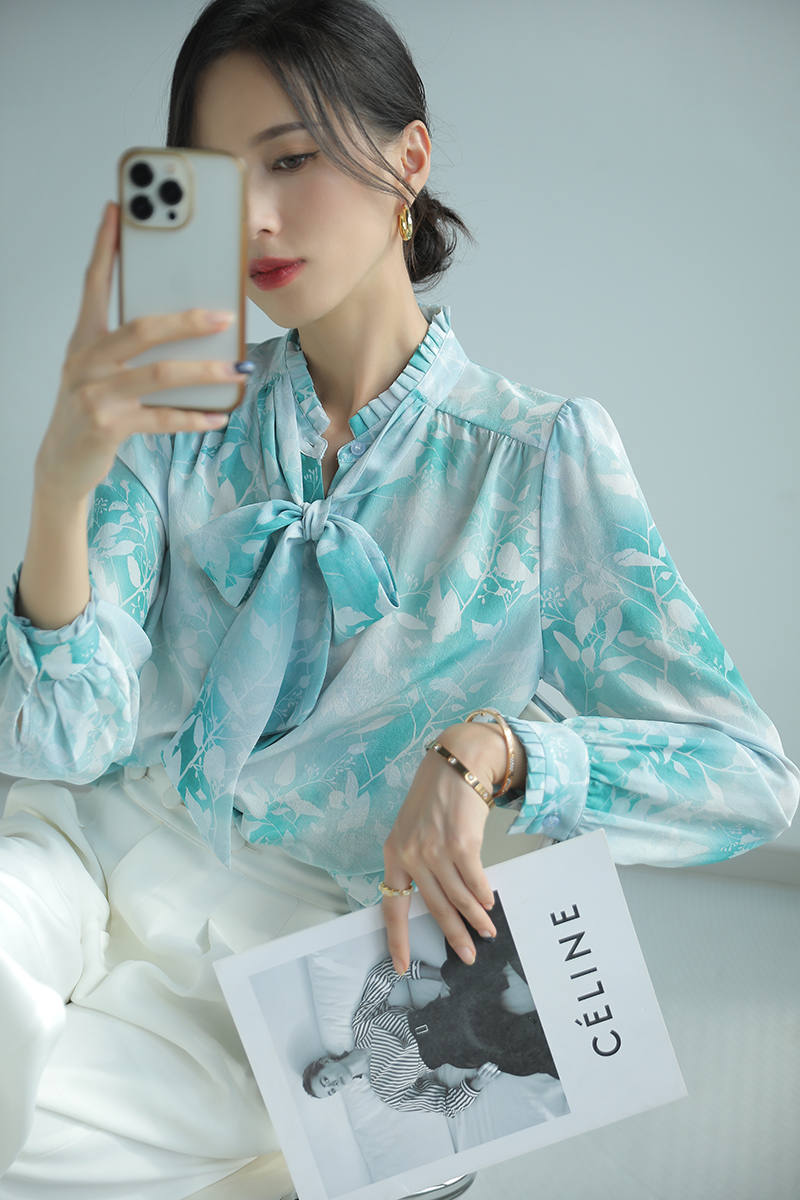 气质重工风琴褶立领飘带真丝衬衫女秋长袖印花高端桑蚕丝衬衣2023