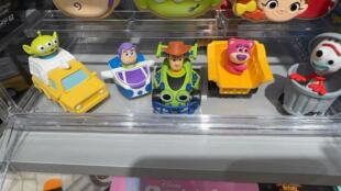 迪士尼玩具总动员盲盒巴斯光年手办摆件送礼物三眼仔回力车草莓熊