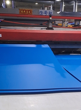 蓝色的，尺寸长52cm  宽31cm  厚3mm