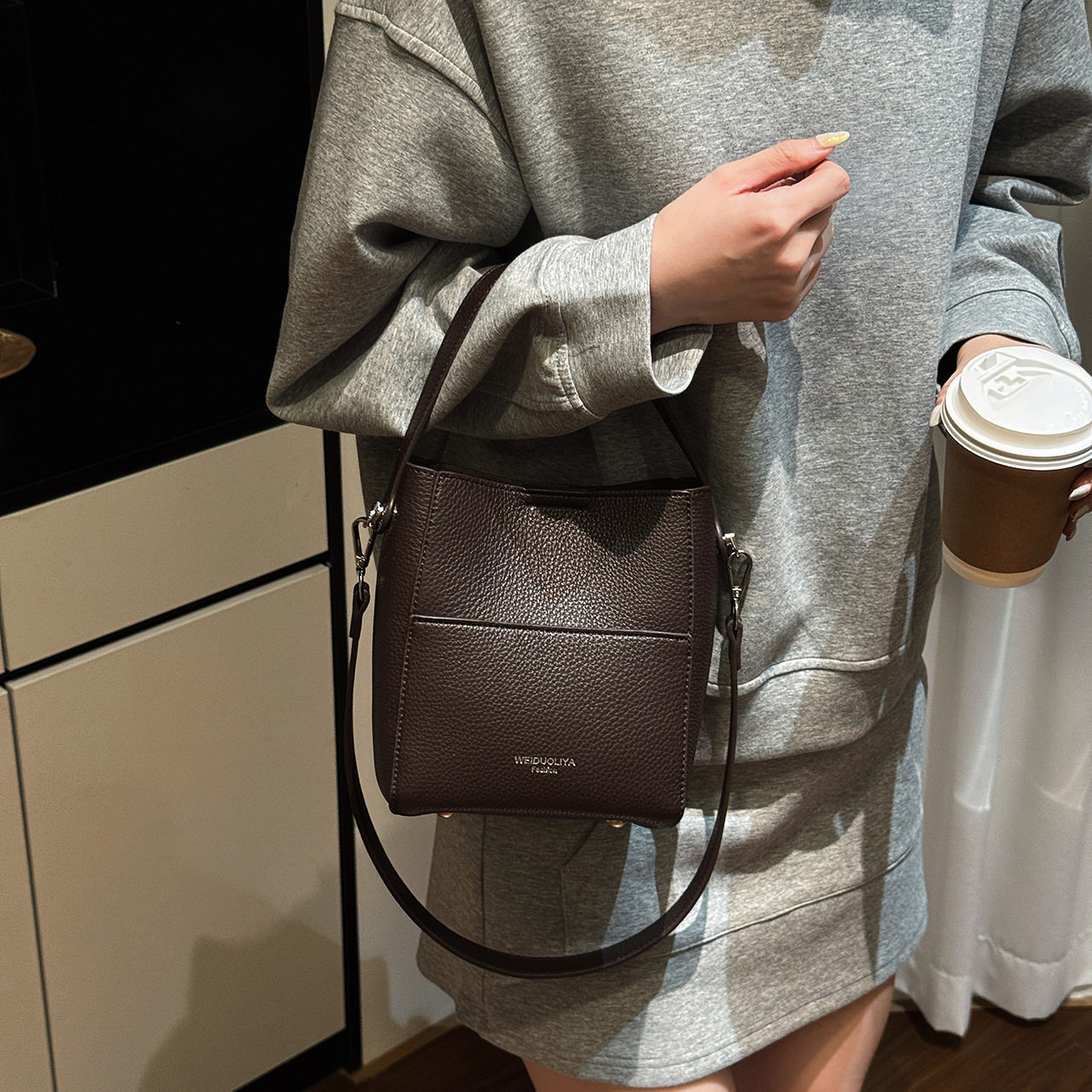 复古简约单肩斜挎包包女式2026春新款潮百搭高级感轻奢手提水桶包,箱包皮具/热销女包/男包,水桶包,淘宝优惠券,粉丝福利购,淘宝优惠卷