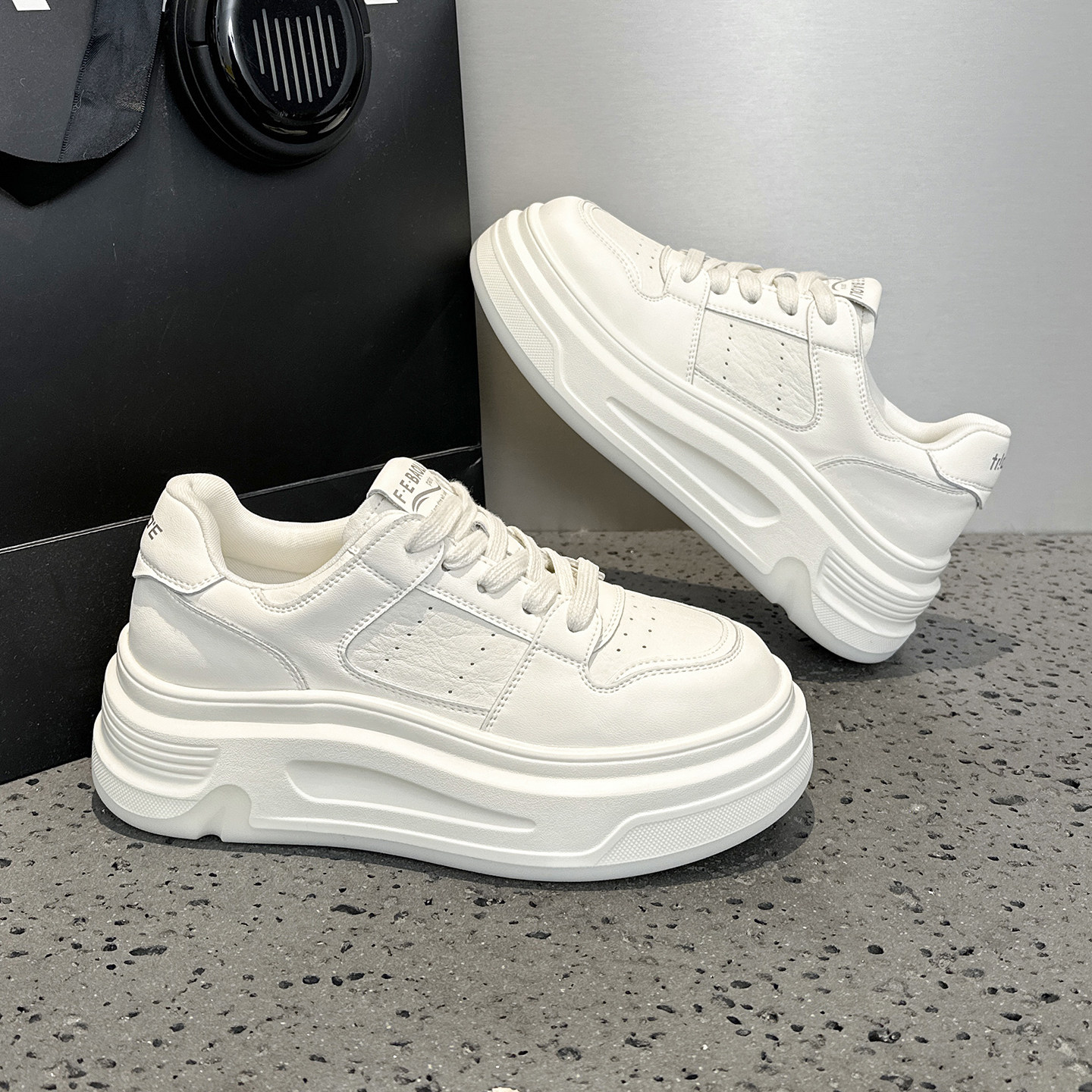 真皮厚底小白鞋女2026春季新款百搭超火松糕鞋巨好看增高休闲板鞋