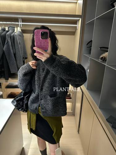 韩版2025秋冬装新款圆领双口袋单排扣针织毛衣小个子PLant ALe