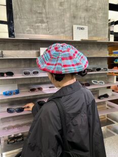 魔都时髦精~小众设计金属标显白红蓝格纹大版显脸小贝雷帽云朵帽