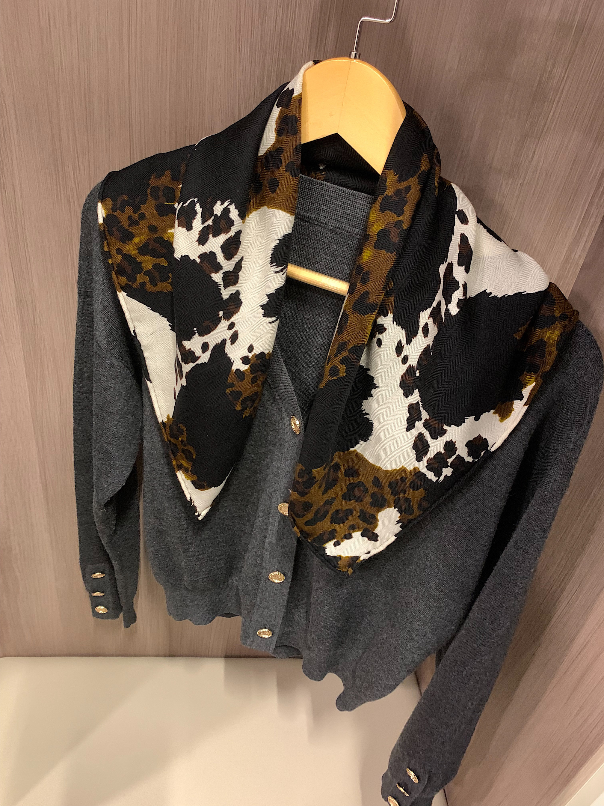 小奶牛 帅性洋气豹纹桑蚕丝绵羊毛保暖围巾 丝毛方巾62CM