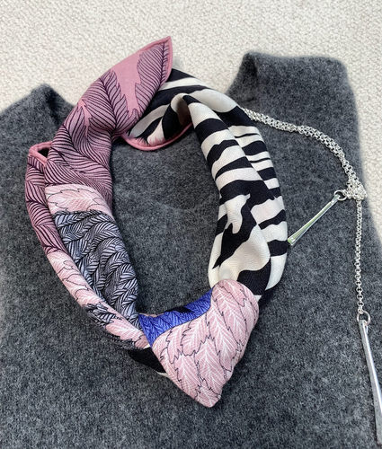 斑纹飞马粉 洋气的特调粉 桑蚕丝绵羊毛围巾 百搭65CM中方巾