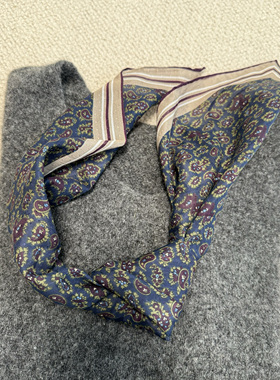 30%桑蚕丝70%有机棉 暗纹提花蓝紫佩斯利丝棉围巾65×65cm
