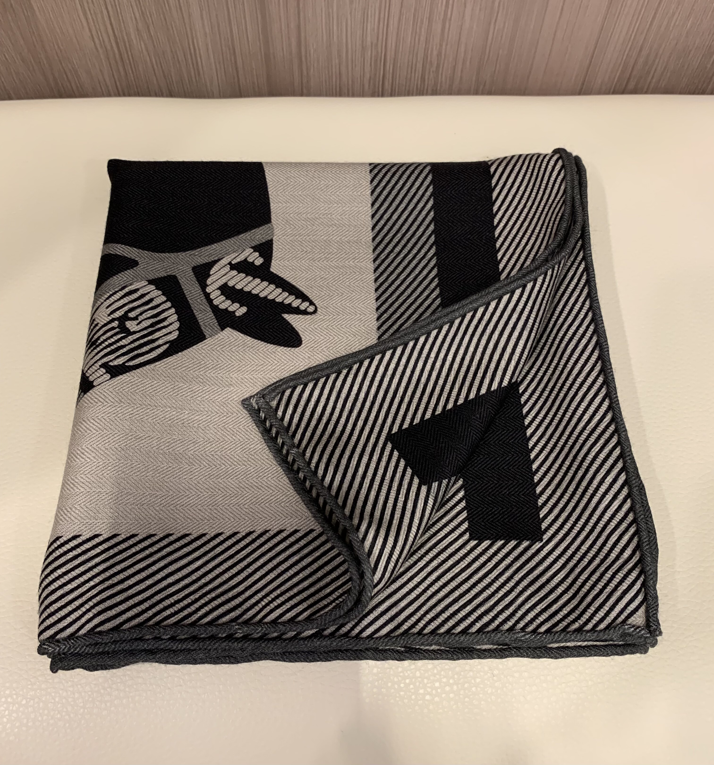 赛马场90方巾 高级灰色系丝毛披肩  百搭桑蚕丝绵羊毛情侣围巾