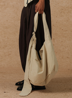 【MORIN KHUUR 牧仁】米白色颗粒肌理棉斜挎包