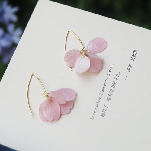 永生花设计师款樱花花瓣包金耳饰