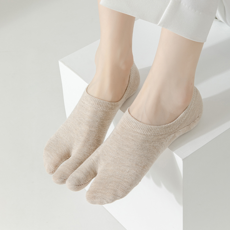 黑白色简约款不掉跟浅口运动短袜