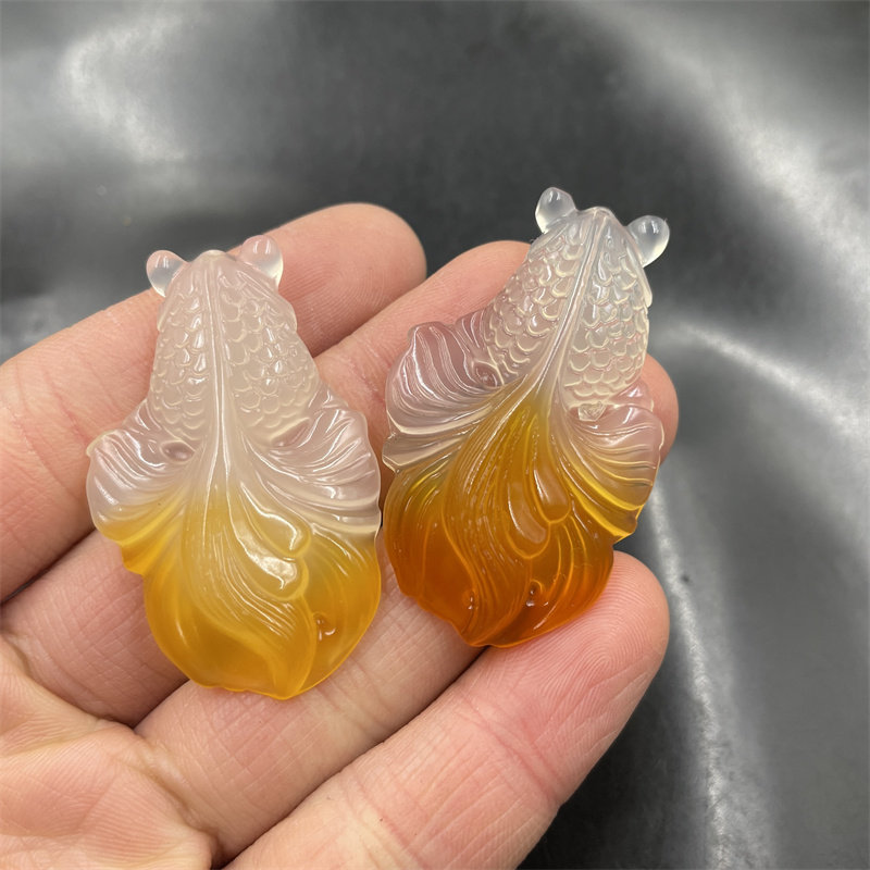 华夏美玉 天然正品俏黄色玉髓玛瑙金鱼吊坠 半黄半白玛瑙鱼挂件