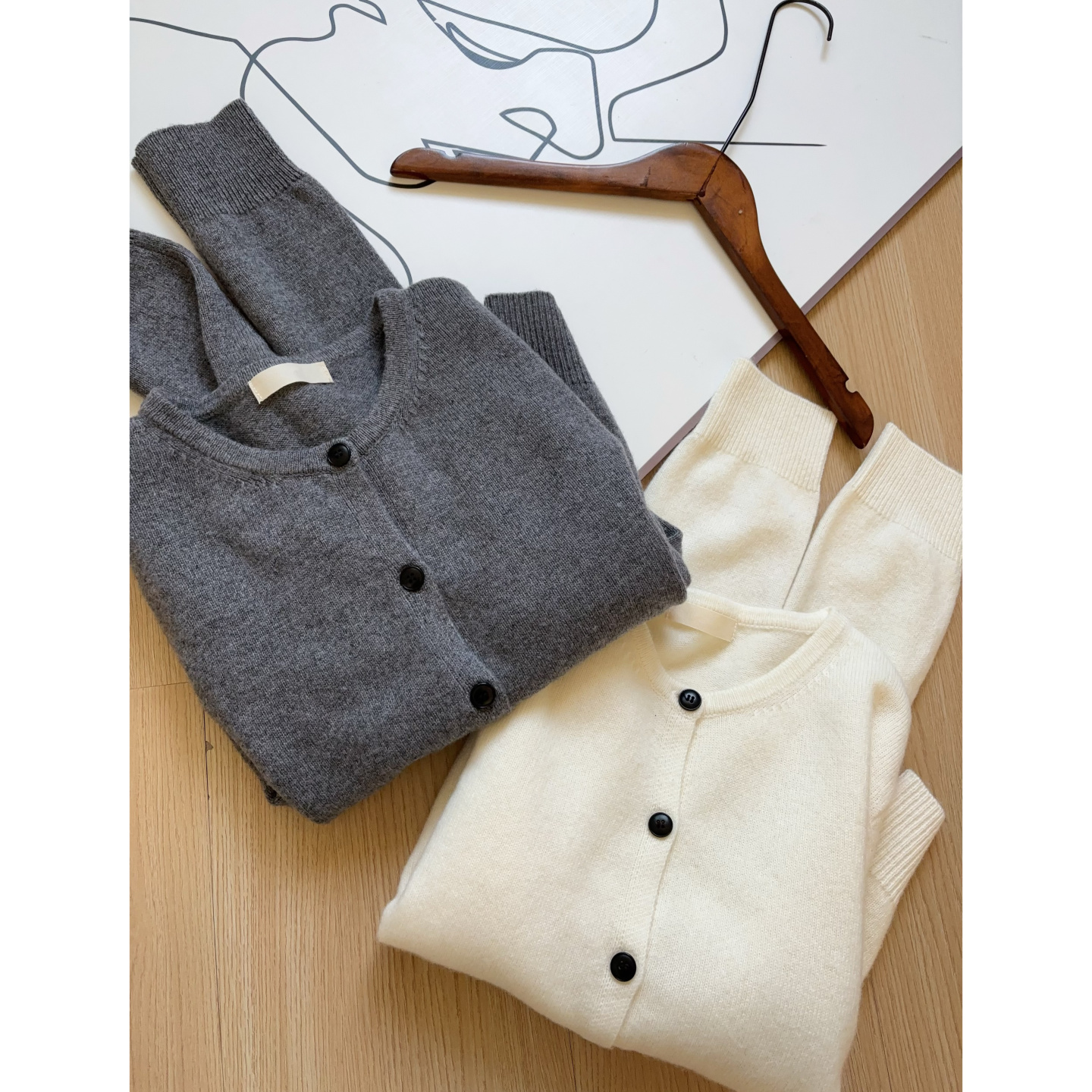 新增纯色~ 100%羊毛  圆领长袖纽扣短款针织开衫毛衣女