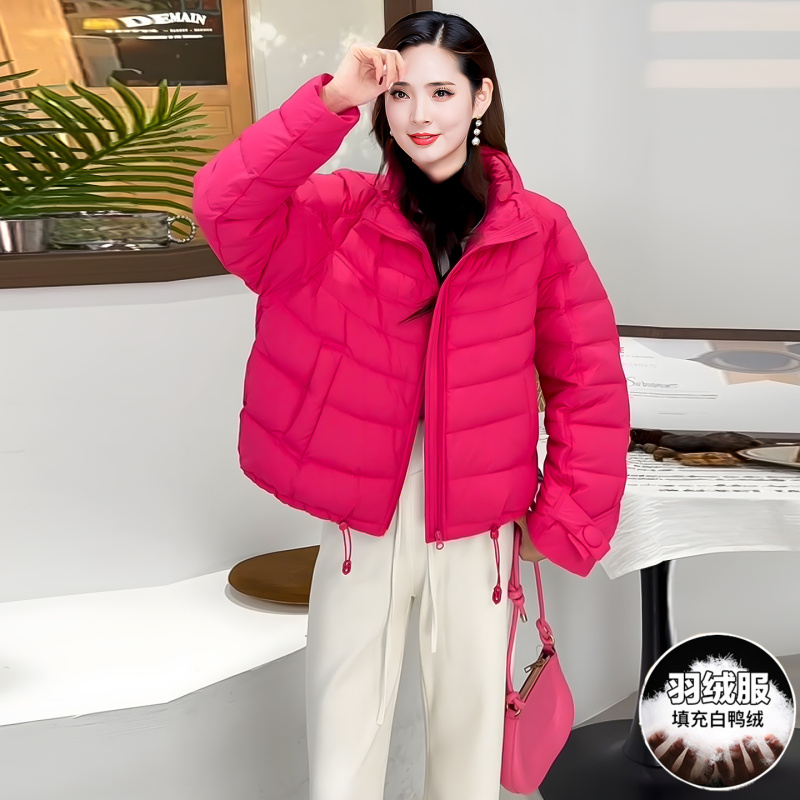 玫红色短款立领面包服女装秋冬季白鸭绒保暖羽绒服小个子轻薄外套