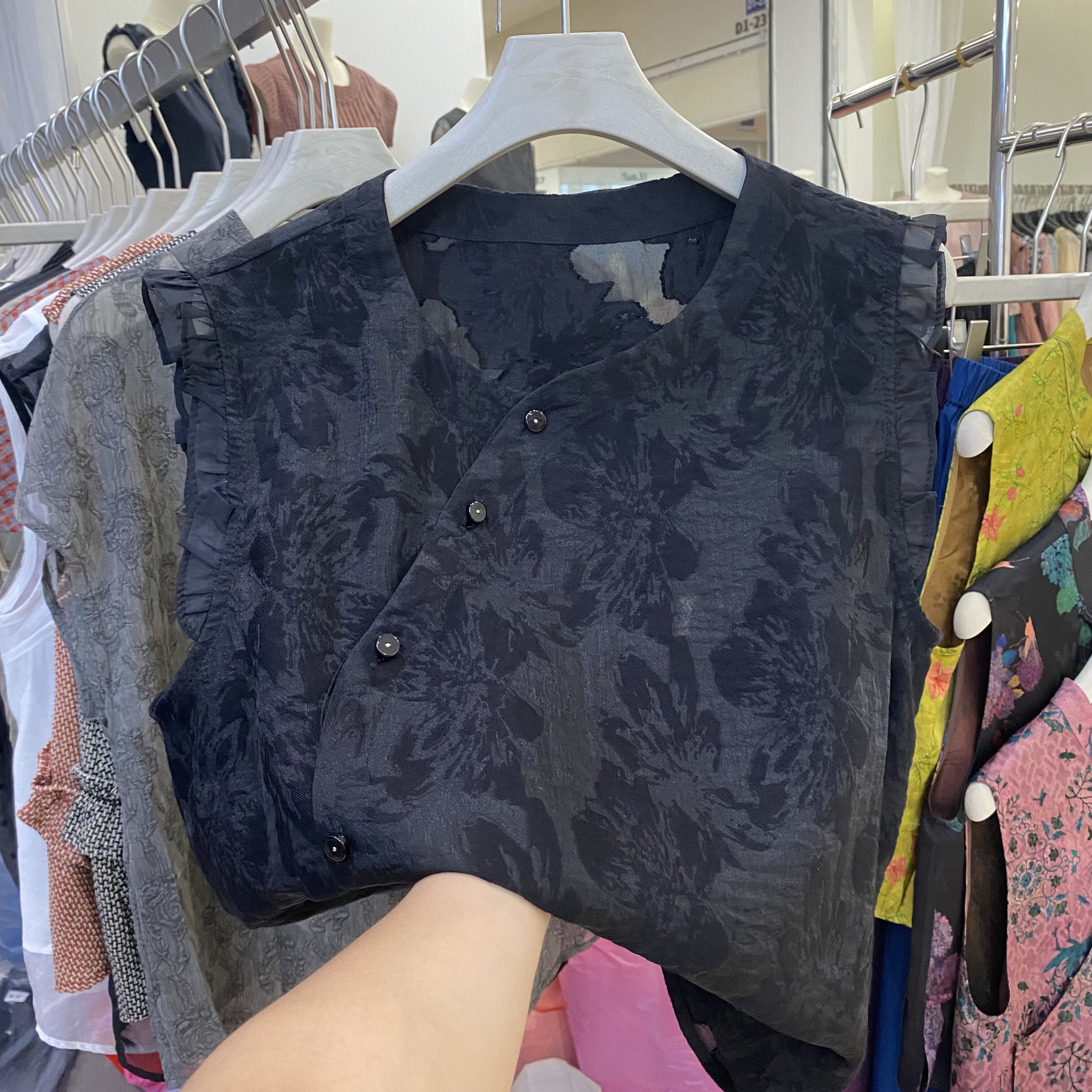 欧洲站2026夏季新款圆领休闲蕾丝拼接微透无袖马甲衬衫女上衣潮