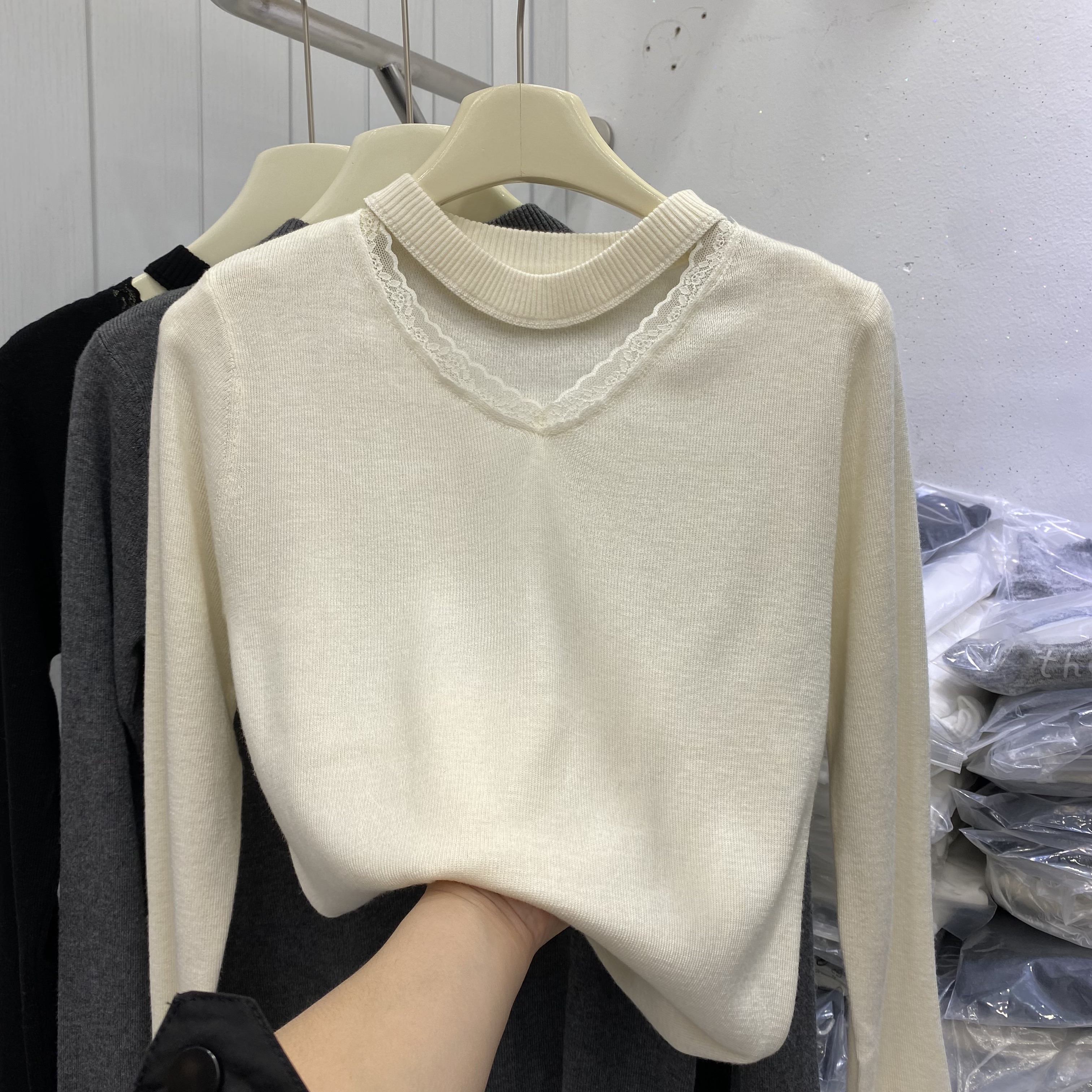 小心机设计挂脖蕾丝边v领打底衫女秋冬新款修身微弹气质长袖线衣