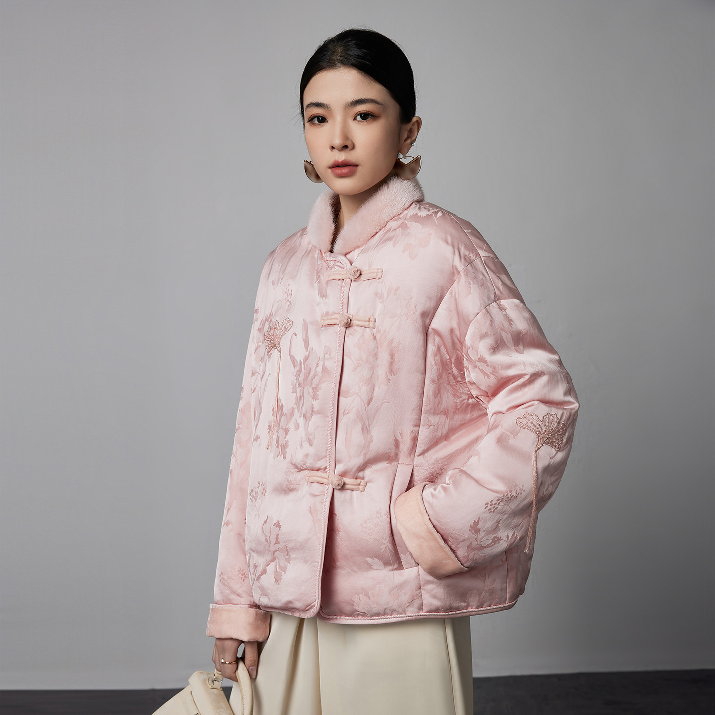 新中式粉色90白鹅绒羽绒服女短款2025冬新款高级感水貂立领外套