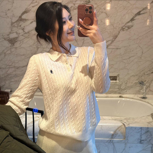 小马刺绣翻领绞花羊毛针织毛衣女