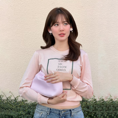 甜美粉色字母印花圆领长袖针织衫