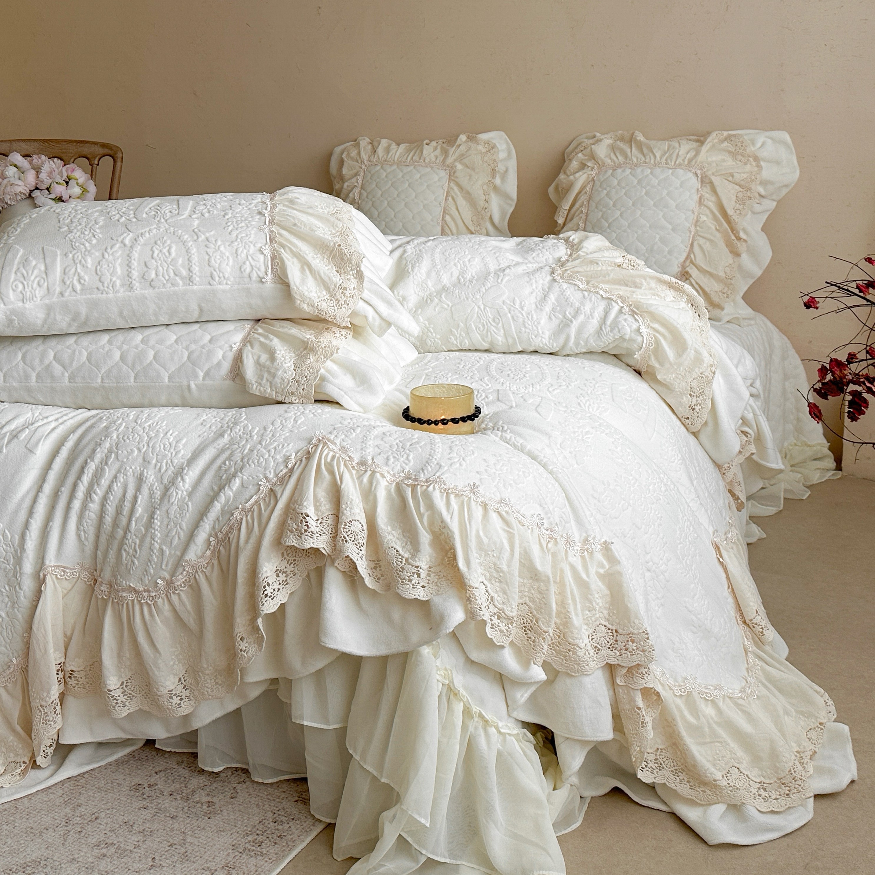 法式奶油风雕花牛奶绒床盖四件套