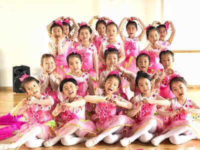 双袖桃花朵朵开儿童扇子演出服饰