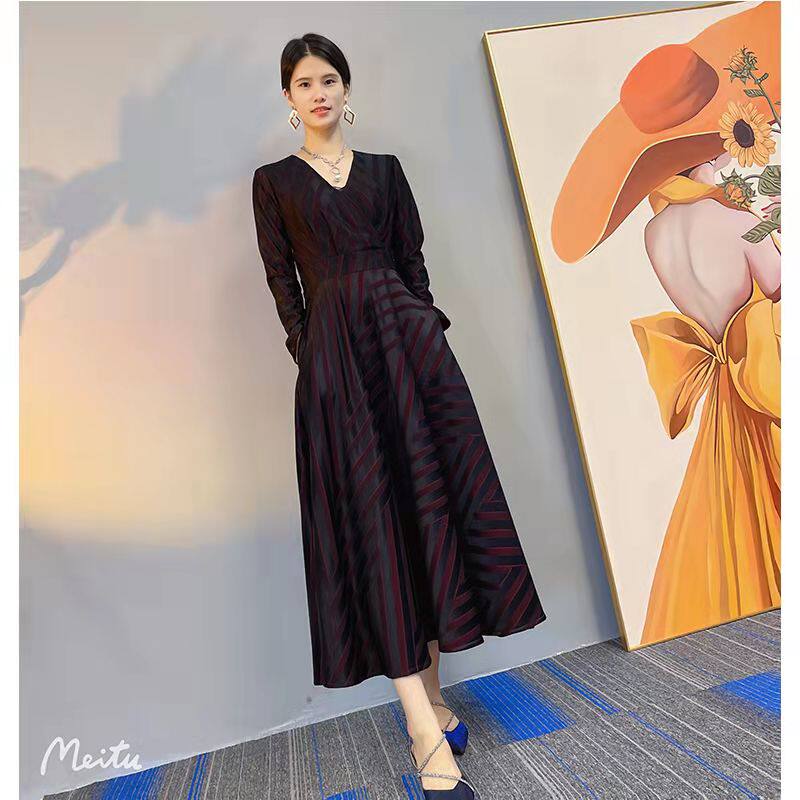 2021秋冬新款女士连衣裙V领长袖收腰修身大摆气质显瘦条纹长裙子