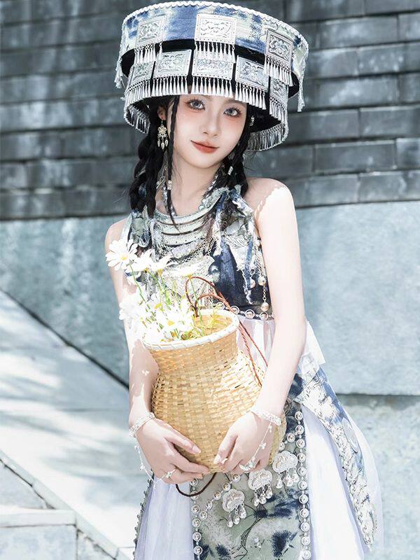 新款苗疆少女服装复古印花修身年轻抹胸显瘦苗族旅拍新款头饰项圈