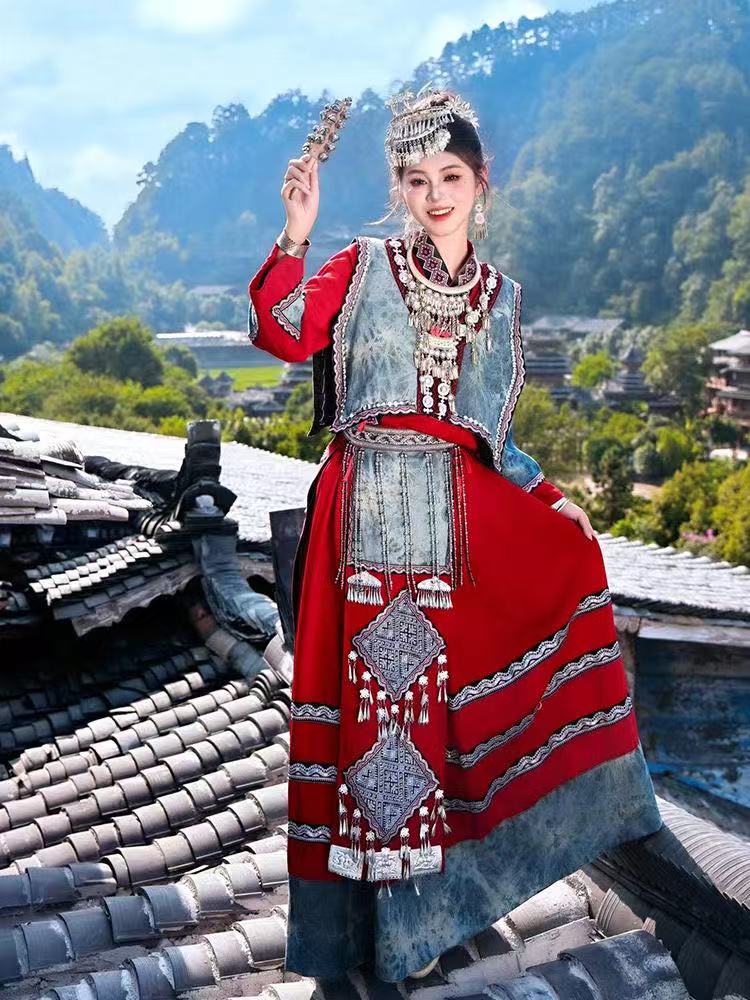 苗族女装红色简约长袖上衣裙子飘带套装民族风肇兴侗寨传统摄影服