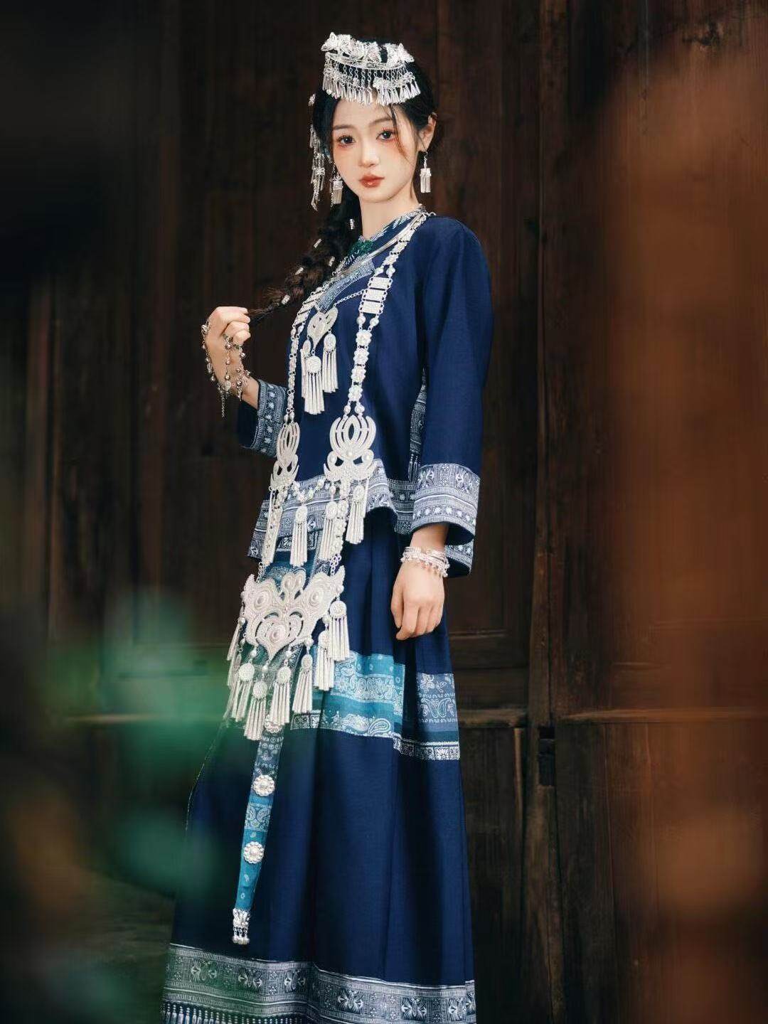 新款女旅拍苗族服装蜡染抹胸长袖外套飘带长裙新款套装民族服装