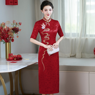 中式婚礼喜婆婆红色刺绣中长款旗袍喜妈妈婚宴礼服立领中年轻妈妈