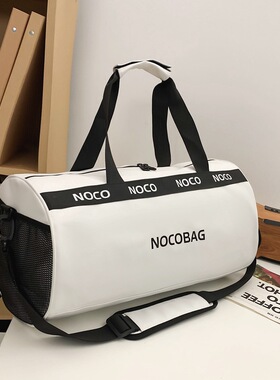 2026潮流街头小众手提健身包男大容量短途旅行包百搭圆筒斜跨手提