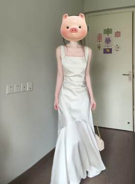 白色缎面吊带鱼尾长款礼服订婚
