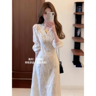 2026秋季法式甜美温柔风白色蕾丝连衣裙长袖收腰气质优雅杏色长裙