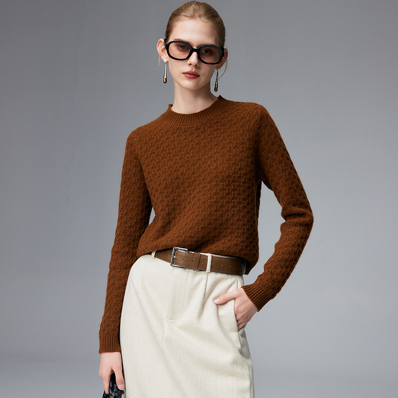 长袖宽松半高领纯色羊绒针织衫